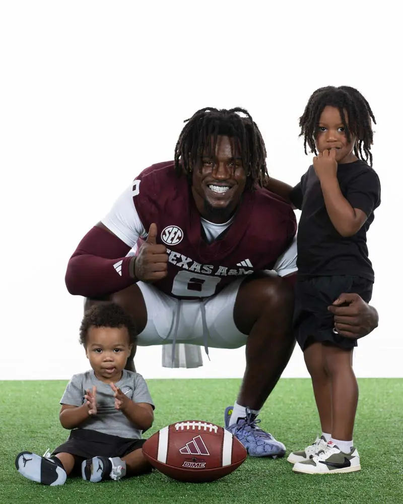 La'Veon posing with kids