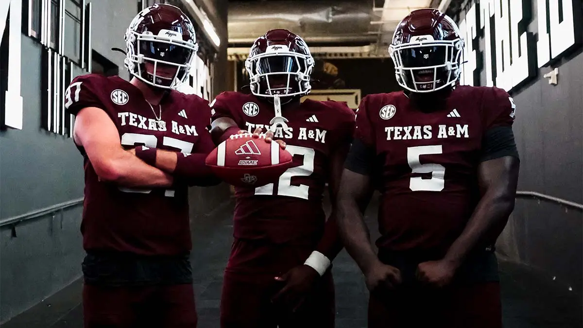 Football players posing holding football